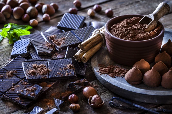 Imagine cu bucăți de ciocolată neagră, alune și cacao Foto Allforone com au