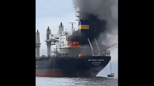 Tanc petrolier, cuprins de flăcări în Strâmtoarea Ormuz după ce a fost lovit de un proiectil. Iranul susține că nava a ignorat avertismentele