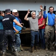 FOTO Mediafax Călin Georgescu și influencerul Makaveli (al 3-lea din dreapta) vizitează localitatea Broșteni, Suceava