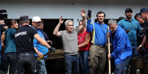 FOTO Mediafax Călin Georgescu și influencerul Makaveli (al 3-lea din dreapta) vizitează localitatea Broșteni, Suceava