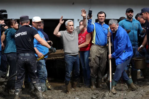 FOTO Mediafax Călin Georgescu și influencerul Makaveli (al 3-lea din dreapta) vizitează localitatea Broșteni, Suceava