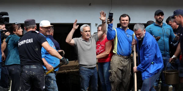 FOTO Mediafax Călin Georgescu și influencerul Makaveli (al 3-lea din dreapta) vizitează localitatea Broșteni, Suceava