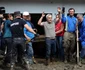 FOTO Mediafax Călin Georgescu și influencerul Makaveli (al 3-lea din dreapta) vizitează localitatea Broșteni, Suceava