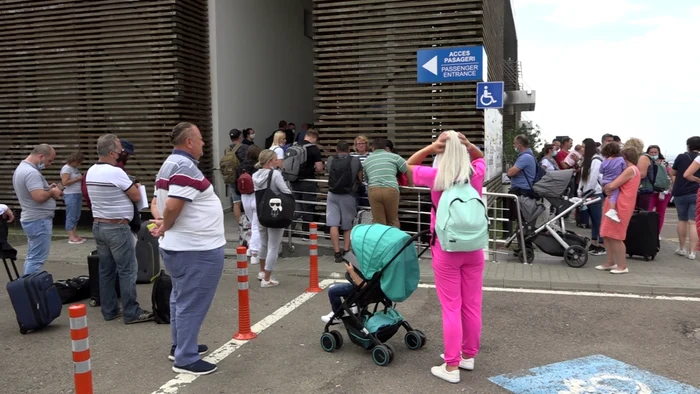 La aeroport, pasagerilor li se cere certificatul de vaccinare anti-COVID