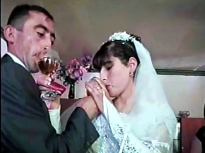 
    Mirii se încurcă de la mână pân-la gură.  