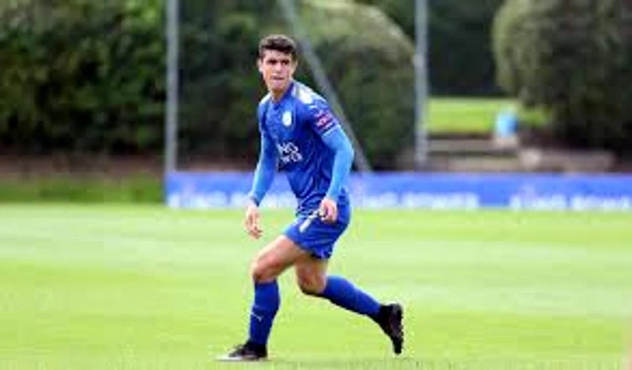 
    Alex Paşacnu, în tricoul lui Leicester City  