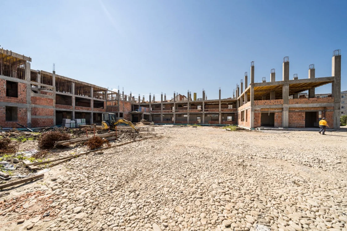 O şcoală nouă este clădită de la zero în Haţeg. FOTO: ADR Vest.