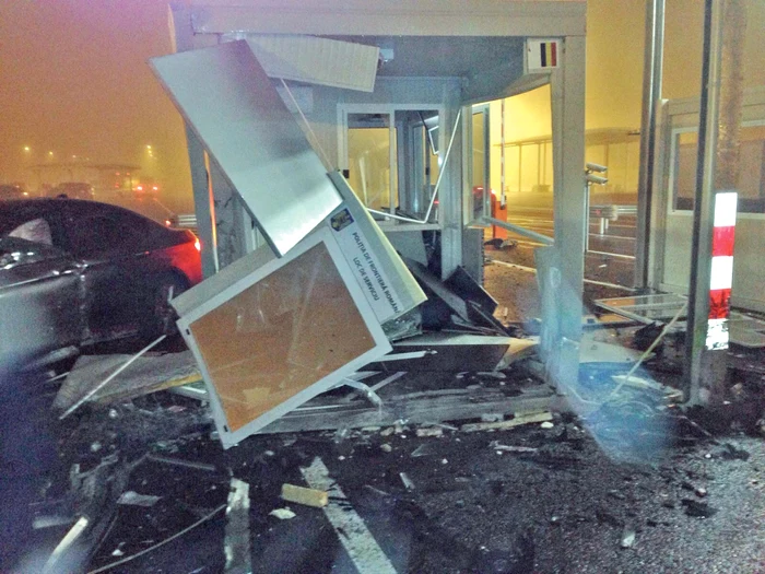 
    Toneta poliţiştilor  a fost făcută praf.  Din fericire, în  momentul impactului  nimeni nu se afla în ea  