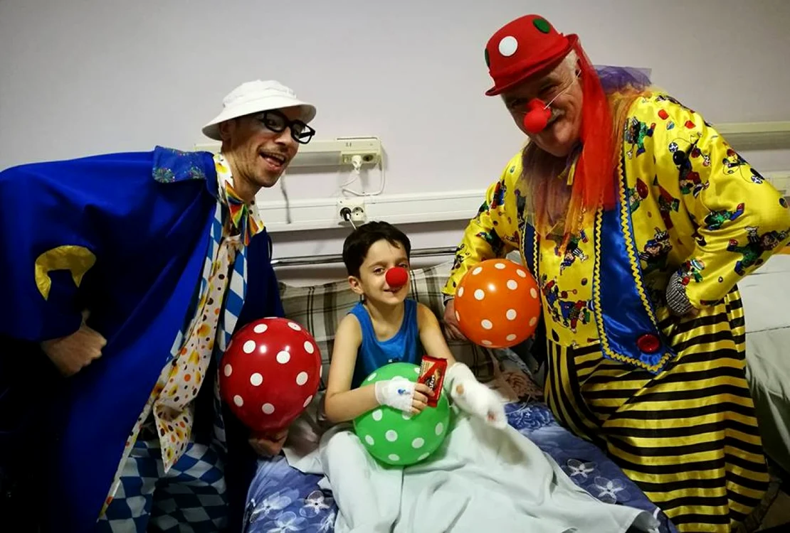 Ioan Cristian Roman (dreapta), alături de un voluntar şi de unul dintre copiii pe care i-a vizitat în spital FOTO: Arhiva personala Ion Cristian Roman