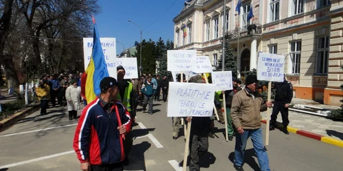 Angajaţii de la Servicii Comunale au ieşit în stradă să-şi arate nemulţumirea