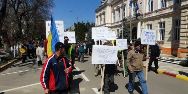 Angajaţii de la Servicii Comunale au ieşit în stradă să-şi arate nemulţumirea