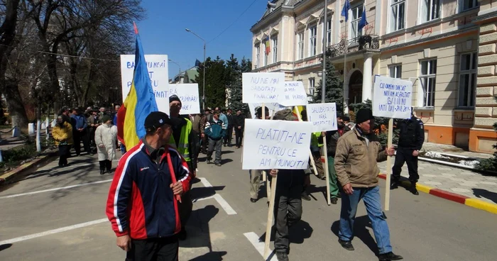 Angajaţii de la Servicii Comunale au ieşit în stradă să-şi arate nemulţumirea