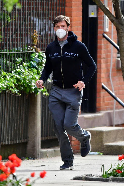 Hugh Jackman a ieșit la o scurtă plimbare în jurul casei, dar nu a uitat de măsurile de protecție necesare 