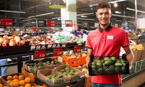 angajat kaufland jpeg