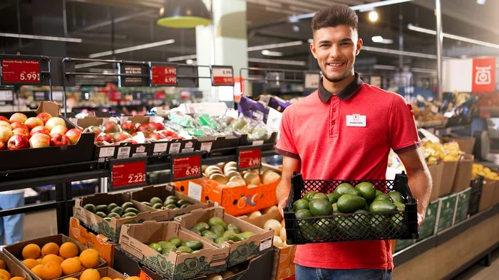 
    Angajații Kaufland vor fi testați o dată pe săptămână pentru a fi siguri că nu vin la serviciu infectați cu Covid-19  