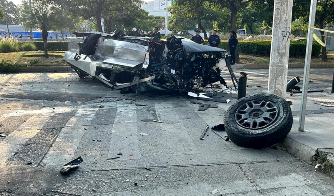 Cybertruck, complet distrus într-un accident rutier. Sursă foto: X