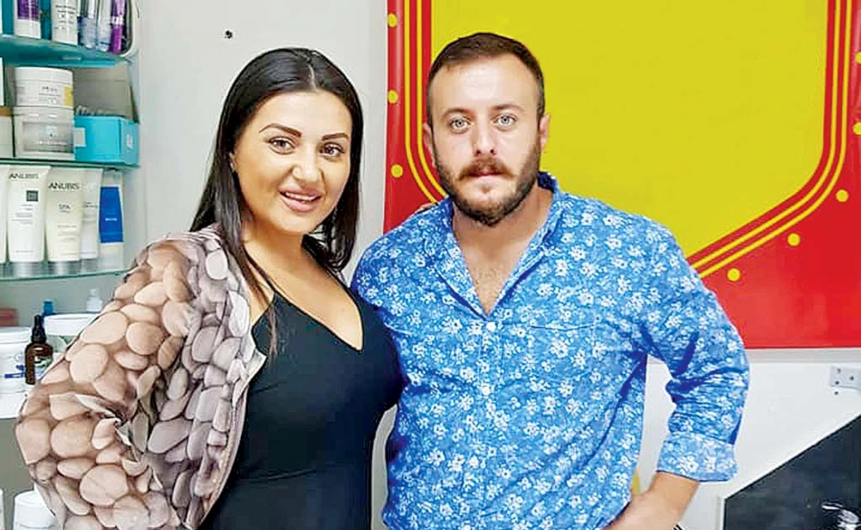 
    Bianca Rus, alături de Victor, cel care i-a tatuat sprâncenele  