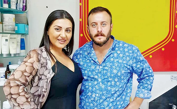 Bianca Rus, alături de Victor, cel care i-a tatuat sprâncenele