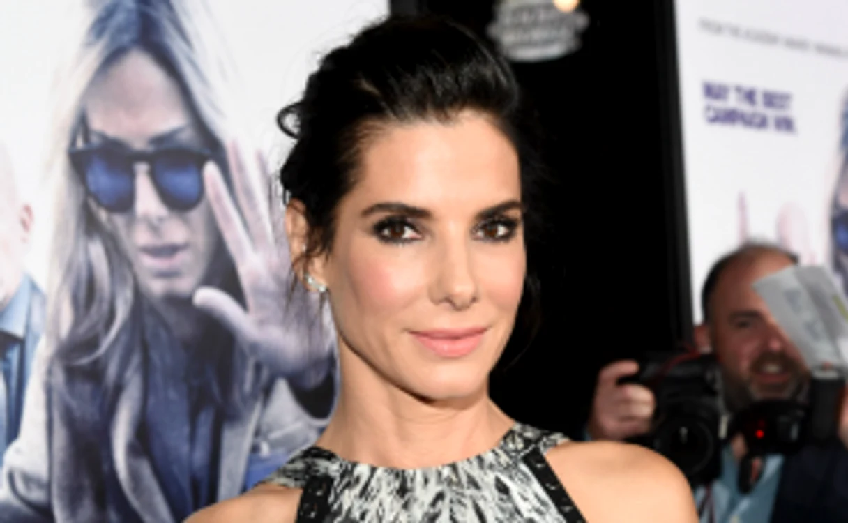 Cu cine se iubeşte Sandra Bullock.
