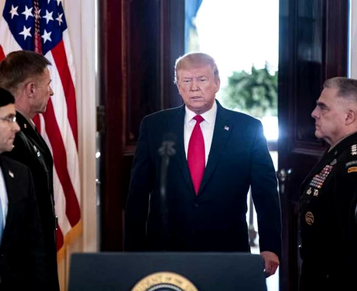 Donald Trump (centru) susţinând un discurs la Casa Albă alături de şeful Pentagonului Mark Esper, generalul Mark Milley şi vicepreşedintele Mike Pence FOTO EPA-EFE