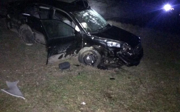 Mașina a căzut 8 metri în golFoto: adevarul.ro