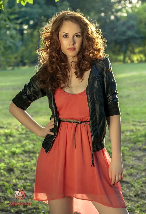
    Alexa Niculae a lansat recent piesa «Moving On».  