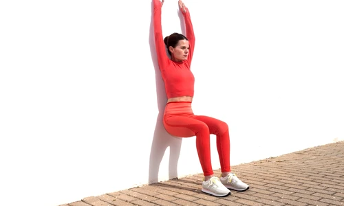 Exercitii de Pilates la perete  Sursa foto shutterstock 2439190907 jpg