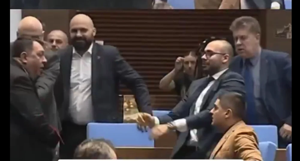 Bătaie între Parlamentul bulgar, în timpul dezbaterii bugetului de stat. Deputații au trecut de la replici tăioase la picioare în stomac