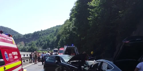 Accident pe Valea Oltului DN7-E81 la graniţa dintre Vâlcea şi Sibiu - patru maşini implicate o victimă încarcerată şi încă opt cu diverse leziuni Foto Adevărul