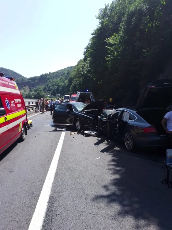 Accident pe Valea Oltului DN7-E81 la graniţa dintre Vâlcea şi Sibiu - patru maşini implicate o victimă încarcerată şi încă opt cu diverse leziuni Foto Adevărul