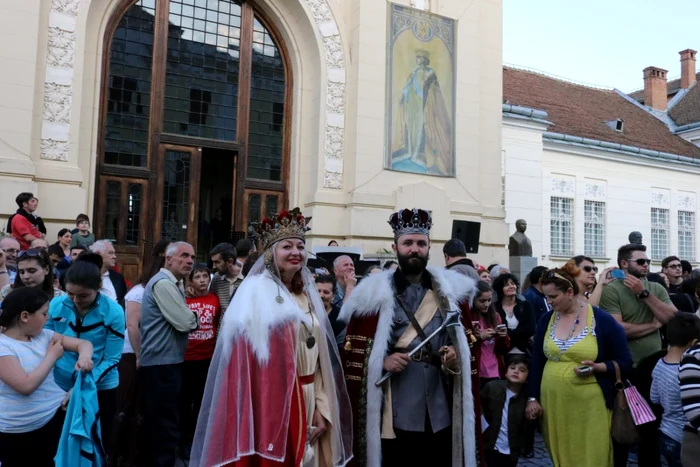 Regele Ferdinand şi Regina Maria în mijlocul vizitatorilor