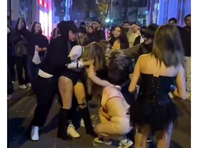 VIDEO Mai multe fete „îmbibate” în alcool s-au luat la bătaie cu pumni și picioarele, de Halloween. Și-au smuls hainele de pe ele