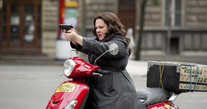 Comedia „Spioana/ Spy“
prezintă povestea unei analiste CIA, interpretată de temperamentala
actriţă Melissa McCarthy, care devine agent de teren FOTO
cinemagia.ro