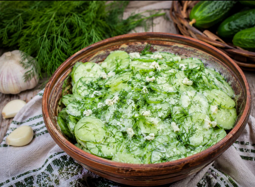 Salată de castraveți cu usturoi și mărar