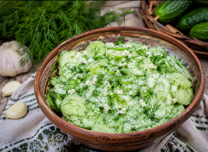 Salată de castraveți cu usturoi și mărar