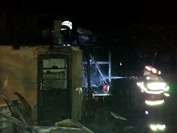 Maşina a ars complet, iar flăcările s-au extins şi la anexele gospodăreşti