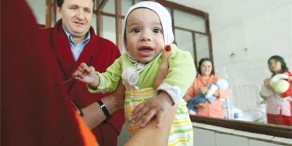 Bebeluşul abandonat va fi crescut de bunici