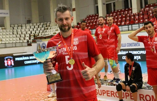 Răzvan Mihalcea, cu trofeul Supercupei României la Volei