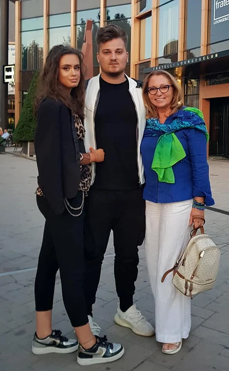 Florina Mărcuță, alături de fiul ei și de prietena acestuia. Matei și Mădălina sunt studenți la Iași