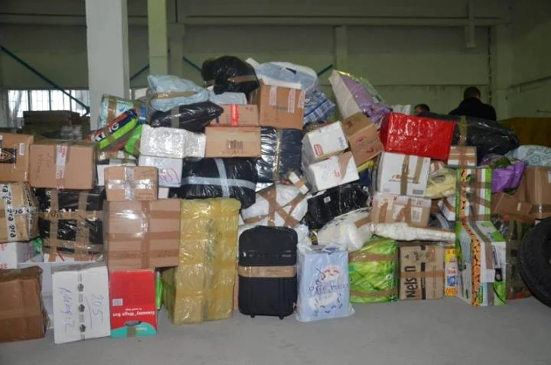 Mărfurile au fost camuflate în colete legate cu bandă lipicioasă şi puse în remorca unui autocar FOTO: Serviciul Vamal al RM