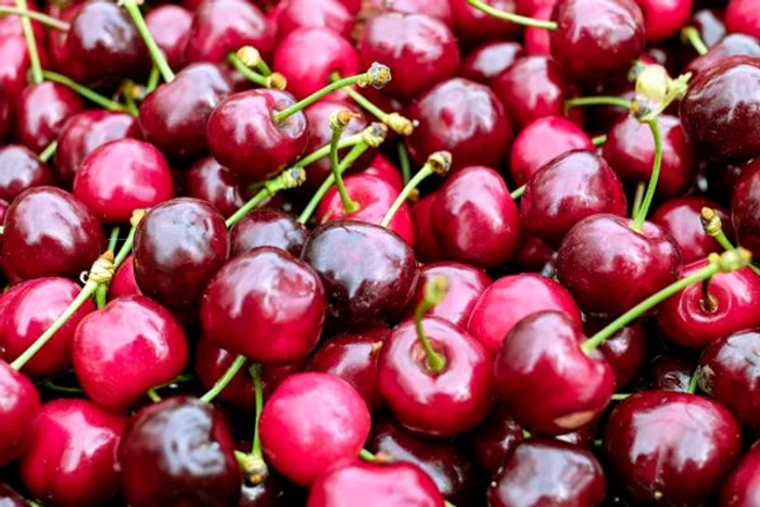 
    Cireşele ajută la scăderea riscului de boli de inimă.www.clickpentrufemei.ro  