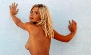 Loredana Groza a pozat și în curtea unei mănăstiri din Grecia jpeg