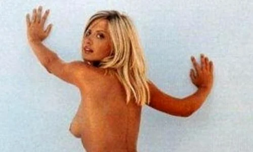 Loredana Groza a pozat și în curtea unei mănăstiri din Grecia jpeg