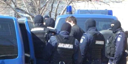 Cei 11 angajați sunt bănuiți că ar fi perfectat mai multe tipuri de acte false