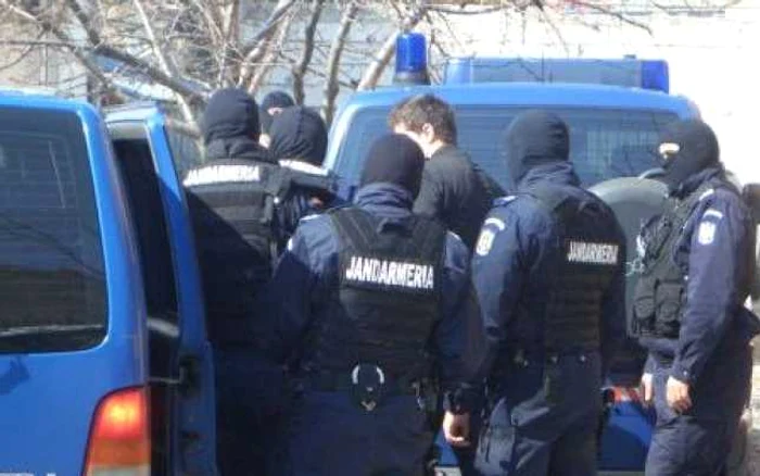 Cei 11 angajați sunt bănuiți că ar fi perfectat mai multe tipuri de acte false