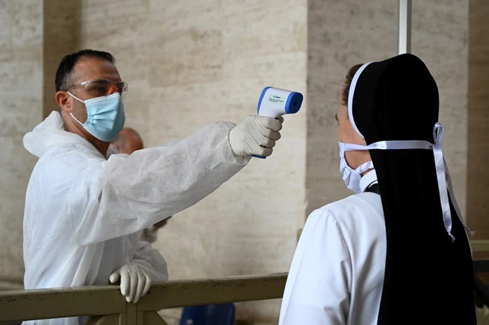 Sute de creştini au stat la coadă ca să intre în biserica Sf. Petru