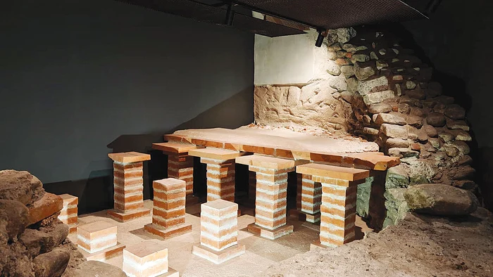 Ca să ajungi la saună sau la sala de fitness treci pe lângă zidurile romane, vechi de 2000 de ani