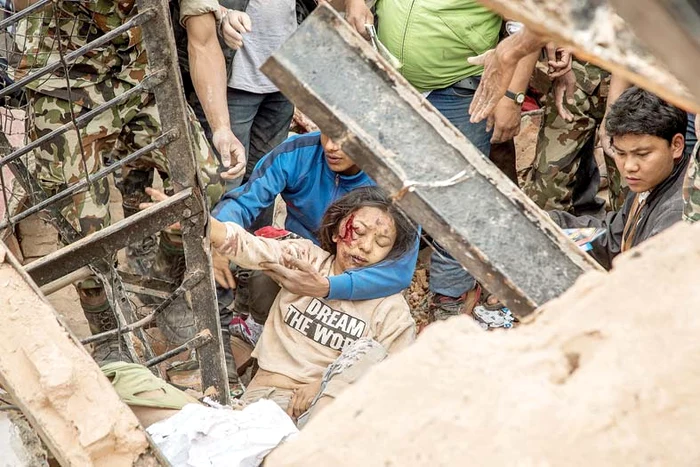 Sub ruinele templului Patan Bhaktapur au fost prinşi 200 de turişti