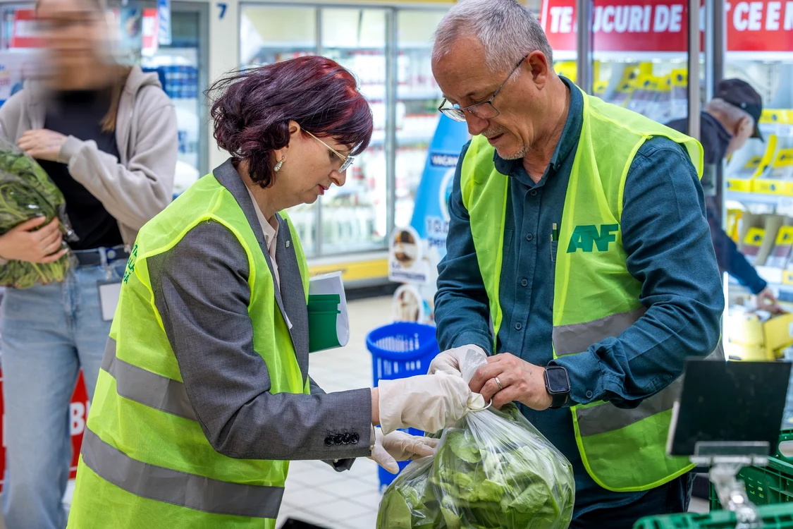 Inspectori_ANF_in_piata_prelevand_proba_salata_foto:ANF