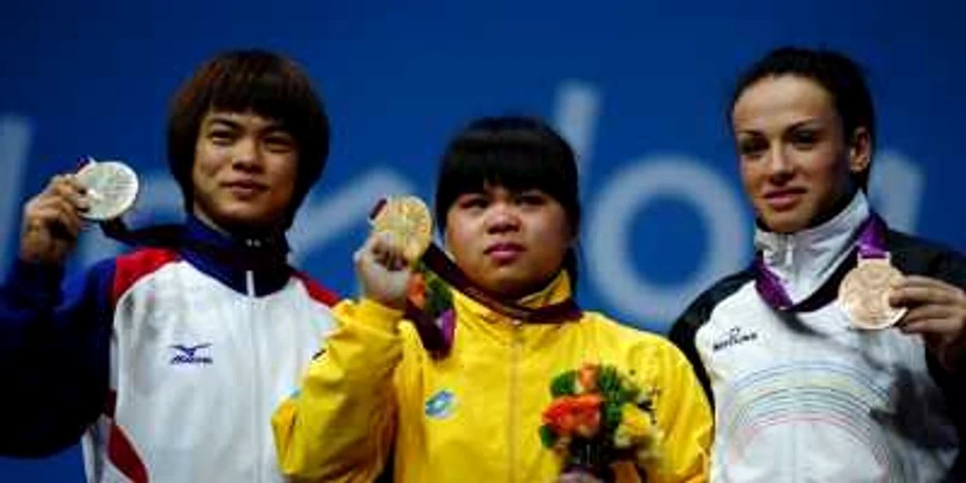 Cristina Iovu pe podiumul olimpic alături de primele două clasate